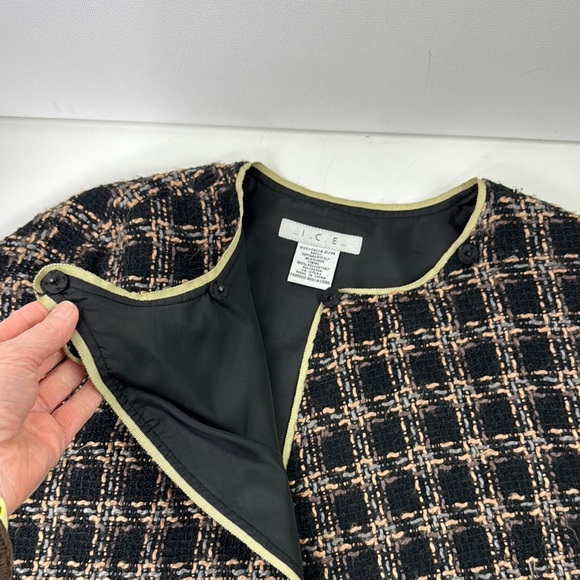 I.C.E. Elegant Black and Cream Plaid Cape with Bow at Closure - Picture 5 of 10